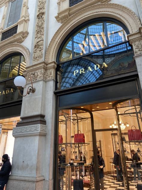 prada chiude outlet caserta|Negozi Prada in Italia, Europa e nel Mondo .